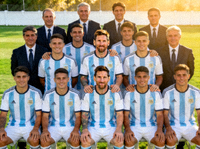 阿根廷国家足球队全家福合影，梅西位于中央