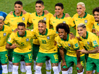 巴西国家足球队全家福合影，内马尔位于中央