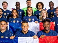 法国国家足球队全家福合影，姆巴佩位于前排
