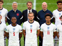 英格兰国家足球队全家福合影，哈里·凯恩位于中央